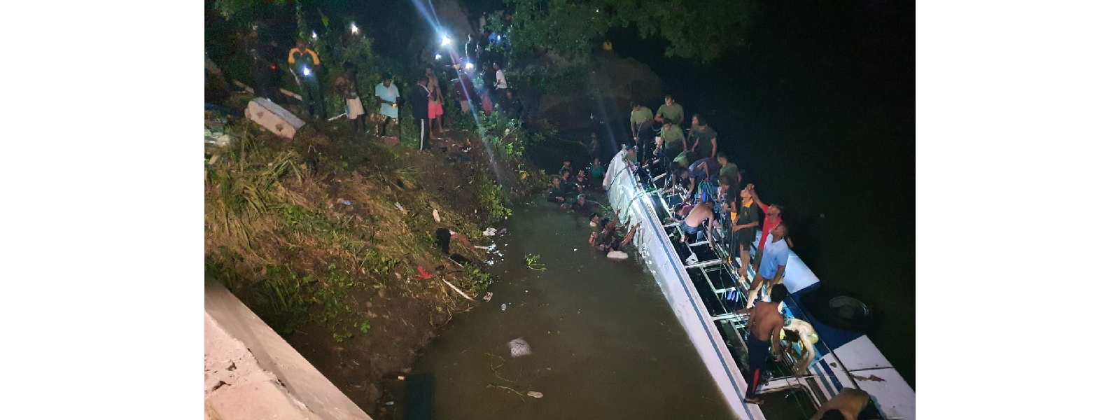 මනම්පිටියේ බස් අනතුරකින් 10ක් මරුට